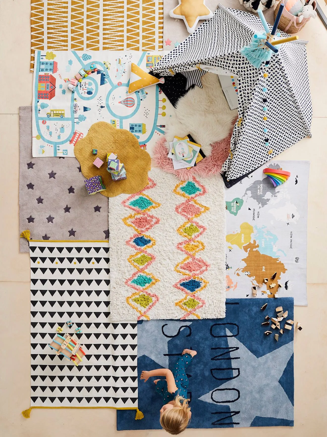 Tapis à pompons et triangles noir et blanc - Vertbaudet